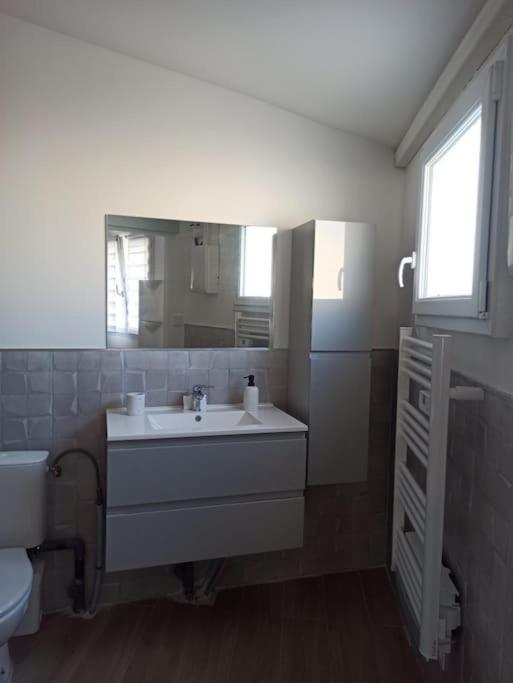 Maison, Rue Calme Dans Village Saint-Mitre-les-Remparts 外观 照片